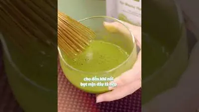 Ly Matcha Cold Whisk màu xanh với lớp bọt mịn