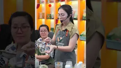 Đánh matcha nguyên chất bằng phới trong chén