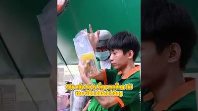Quầy pha chế đang chuẩn bị các ly cà phê mang đi
