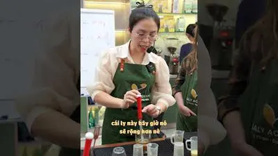 Pha cà phê sữa bằng phin đặt trên ly thủy tinh