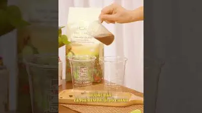 Ly cà phê kem muối vỏ chanh với lớp kem trắng phía trên