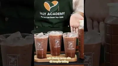 Ly cacao latte rót sữa vào lớp cacao nguyên chất